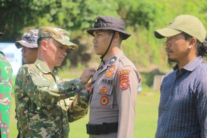 
					Wabup Abdya Zaman Akli saat pengecekan pasukan pada upacara Pembukaan TMMD ke-128, di lapangan bola kaki Gampong Gunong Cut, Rabu22 April 2026.