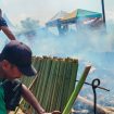 Salah seorang peserta sedang mengatur lemang agar pengapian merata di lokasi bantaran sungai Krueng Beukah, Gampong Lhing Asan, Blangpidie, Sabtu, 25 April 2026.