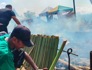 Salah seorang peserta sedang mengatur lemang agar pengapian merata di lokasi bantaran sungai Krueng Beukah, Gampong Lhing Asan, Blangpidie, Sabtu, 25 April 2026.