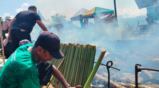Salah seorang peserta sedang mengatur lemang agar pengapian merata di lokasi bantaran sungai Krueng Beukah, Gampong Lhing Asan, Blangpidie, Sabtu, 25 April 2026.