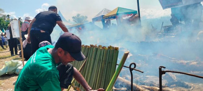 
					Salah seorang peserta sedang mengatur lemang agar pengapian merata di lokasi bantaran sungai Krueng Beukah, Gampong Lhing Asan, Blangpidie, Sabtu, 25 April 2026.