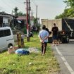 Mobil Gran Max alamai kecelakaan tunggal sedang ditarik menggunakan truk. 