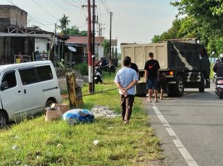Mobil Gran Max alamai kecelakaan tunggal sedang ditarik menggunakan truk. 
