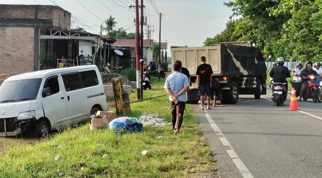 Mobil Gran Max alamai kecelakaan tunggal sedang ditarik menggunakan truk. 