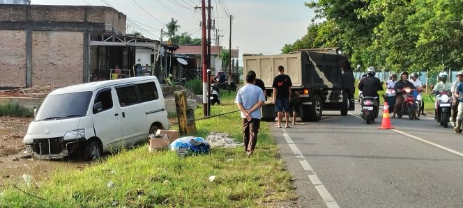 
					Mobil Gran Max alamai kecelakaan tunggal sedang ditarik menggunakan truk. 