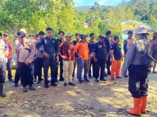 Apel pasukan relawan untuk pencarian orang hilang di pegunungan Gampong Babah Lhung, Blangpidie. 