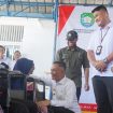 Wabup Abdya Zaman Akli didampingi Ketua Yayasan Darussa'adah Aceh dan Kadis Sosial Abdya Iin Supardi saat menyerahkan bantuan kursi roda kepada penyandang disabilitas di Pendopo Wabup Abdya, Rabu, 15 April 2026.
NARASITERKINI | TAUFIK