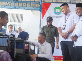 Wabup Abdya Zaman Akli didampingi Ketua Yayasan Darussa'adah Aceh dan Kadis Sosial Abdya Iin Supardi saat menyerahkan bantuan kursi roda kepada penyandang disabilitas di Pendopo Wabup Abdya, Rabu, 15 April 2026.
NARASITERKINI | TAUFIK