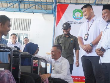 Wabup Abdya Zaman Akli didampingi Ketua Yayasan Darussa'adah Aceh dan Kadis Sosial Abdya Iin Supardi saat menyerahkan bantuan kursi roda kepada penyandang disabilitas di Pendopo Wabup Abdya, Rabu, 15 April 2026.
NARASITERKINI | TAUFIK