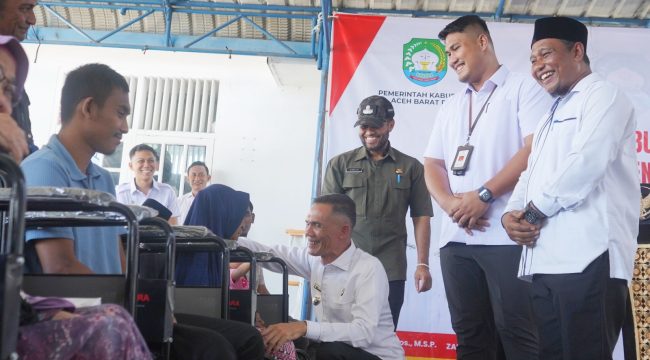 Wabup Abdya Zaman Akli didampingi Ketua Yayasan Darussa'adah Aceh dan Kadis Sosial Abdya Iin Supardi saat menyerahkan bantuan kursi roda kepada penyandang disabilitas di Pendopo Wabup Abdya, Rabu, 15 April 2026.
NARASITERKINI | TAUFIK