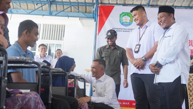 
					Wabup Abdya Zaman Akli didampingi Ketua Yayasan Darussa'adah Aceh dan Kadis Sosial Abdya Iin Supardi saat menyerahkan bantuan kursi roda kepada penyandang disabilitas di Pendopo Wabup Abdya, Rabu, 15 April 2026.
NARASITERKINI | TAUFIK