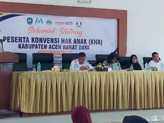 Plt sekda Abdya Amrizal saat menyampaikan sambutan pada kegiatan pelatihan Konvensi Hak Anak di Aula Teungku Dikila, Rabu, 22 April 2026.