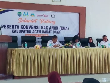 Plt sekda Abdya Amrizal saat menyampaikan sambutan pada kegiatan pelatihan Konvensi Hak Anak di Aula Teungku Dikila, Rabu, 22 April 2026.
