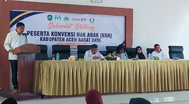 Plt sekda Abdya Amrizal saat menyampaikan sambutan pada kegiatan pelatihan Konvensi Hak Anak di Aula Teungku Dikila, Rabu, 22 April 2026.