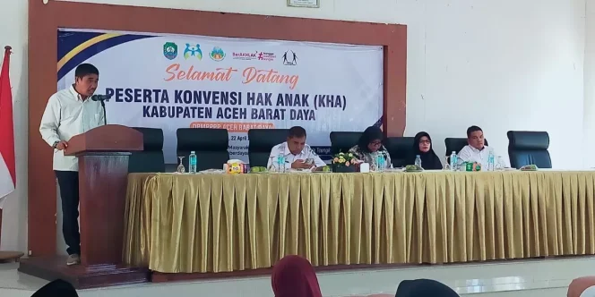 
					Plt sekda Abdya Amrizal saat menyampaikan sambutan pada kegiatan pelatihan Konvensi Hak Anak di Aula Teungku Dikila, Rabu, 22 April 2026.