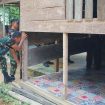 Tim Satgas TMMD ke-128 Kodim 0110 Abdya sedang melakukan pembongkaran rumah tidak layak huni milik Nurhabibah (77) warga Desa Gunong Cut, Tangan-Tangan, Kamis, 23 April 2026.