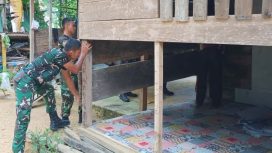 Tim Satgas TMMD ke-128 Kodim 0110 Abdya sedang melakukan pembongkaran rumah tidak layak huni milik Nurhabibah (77) warga Desa Gunong Cut, Tangan-Tangan, Kamis, 23 April 2026.