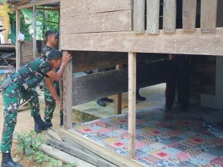 Tim Satgas TMMD ke-128 Kodim 0110 Abdya sedang melakukan pembongkaran rumah tidak layak huni milik Nurhabibah (77) warga Desa Gunong Cut, Tangan-Tangan, Kamis, 23 April 2026.