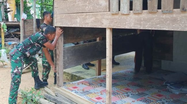 Tim Satgas TMMD ke-128 Kodim 0110 Abdya sedang melakukan pembongkaran rumah tidak layak huni milik Nurhabibah (77) warga Desa Gunong Cut, Tangan-Tangan, Kamis, 23 April 2026.