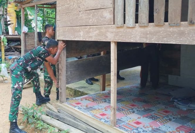 
					Tim Satgas TMMD ke-128 Kodim 0110 Abdya sedang melakukan pembongkaran rumah tidak layak huni milik Nurhabibah (77) warga Desa Gunong Cut, Tangan-Tangan, Kamis, 23 April 2026.