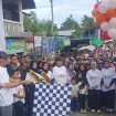 Wabup Abdya Zaman Akli didampingi Plt Sekda Abdya Amrizal saat melakukan pelepasan peserta Fun Walk dalam rangka HUT Abdya ke-24 di lapangan Persada Blangpidie, Minggu, 19 April 2026.