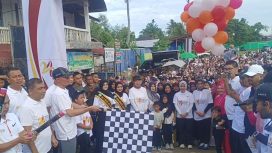 Wabup Abdya Zaman Akli didampingi Plt Sekda Abdya Amrizal saat melakukan pelepasan peserta Fun Walk dalam rangka HUT Abdya ke-24 di lapangan Persada Blangpidie, Minggu, 19 April 2026.