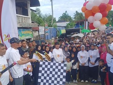 Wabup Abdya Zaman Akli didampingi Plt Sekda Abdya Amrizal saat melakukan pelepasan peserta Fun Walk dalam rangka HUT Abdya ke-24 di lapangan Persada Blangpidie, Minggu, 19 April 2026.