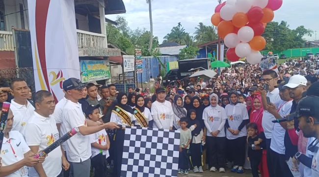 Wabup Abdya Zaman Akli didampingi Plt Sekda Abdya Amrizal saat melakukan pelepasan peserta Fun Walk dalam rangka HUT Abdya ke-24 di lapangan Persada Blangpidie, Minggu, 19 April 2026.