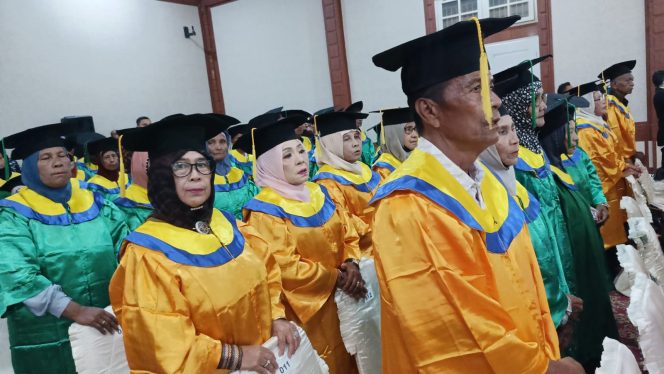 
					Ratusan Lansia di Nagan Raya Senyum Bahagia Ikut Wisuda Progam Sidaya