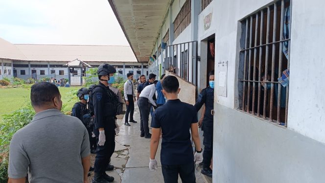 
					Brimob Ikut Razia Gabungan di Lapas Kelas IIB Meulaboh, Senjata Tajam dan HP Turut Disita