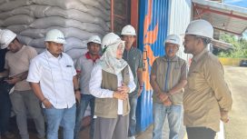 Anggota Komisi IV DPR RI Jamaluddin Idham (paling kanan) berdiskusi dengan pihak Bulog Blangpidie, Aceh Barat Daya, Sabtu 9/5/2026)