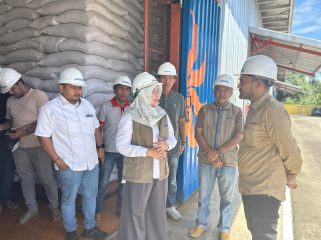 Anggota Komisi IV DPR RI Jamaluddin Idham (paling kanan) berdiskusi dengan pihak Bulog Blangpidie, Aceh Barat Daya, Sabtu 9/5/2026)