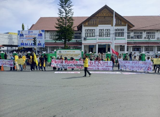 
					Aliansi GERAM Aceh Barat Gelar Aksi, Desak Presiden RI Turunkan Harga BBM dan Evaluasi yang Merugikan Rakyat