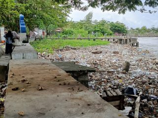 Pesisir pantai jalan Sudirman, pasar baru, kecamatan Johan Pahlawan, Kabupaten Aceh Barat tercemar, Minggu (28/6/2026) foto dani