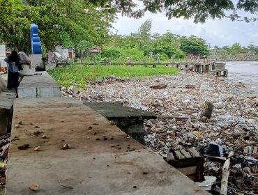 Pesisir pantai jalan Sudirman, pasar baru, kecamatan Johan Pahlawan, Kabupaten Aceh Barat tercemar, Minggu (28/6/2026) foto dani