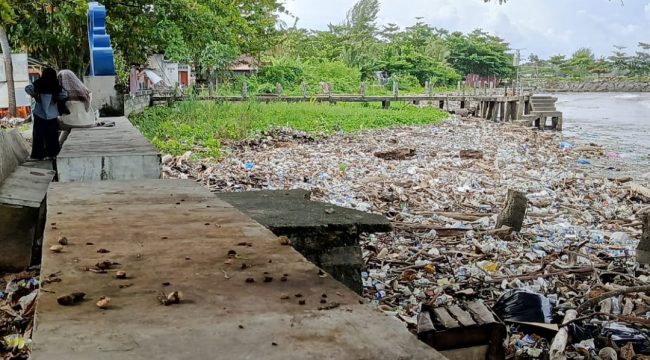 Pesisir pantai jalan Sudirman, pasar baru, kecamatan Johan Pahlawan, Kabupaten Aceh Barat tercemar, Minggu (28/6/2026) foto dani