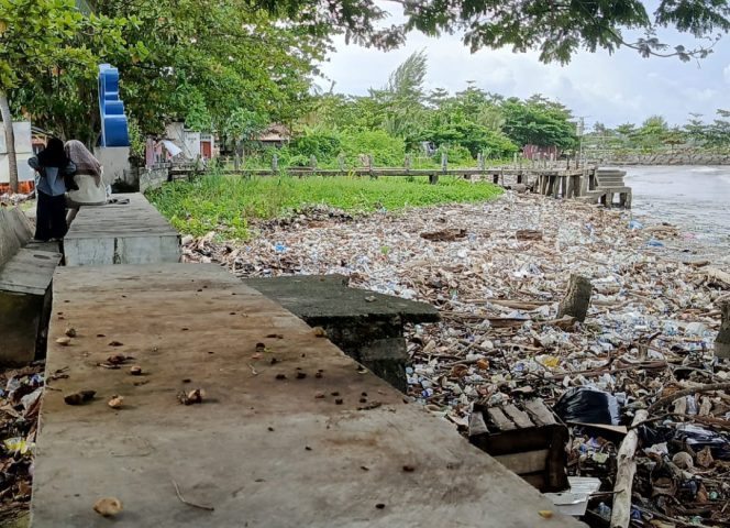
					Pesisir pantai jalan Sudirman, pasar baru, kecamatan Johan Pahlawan, Kabupaten Aceh Barat tercemar, Minggu (28/6/2026) foto dani