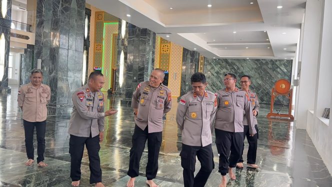 
					Danyon C Pelopor Dampingi Kapolda Aceh Tinjau Sirkuit Grasstrack dan Wisata Religi ke Masjid Giok Nagan Raya