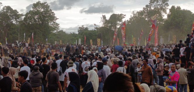 
					Asli “Dibeudoh Abee Lam Ujen” Antusias Penonton Terlihat Padati Lapangan Grasstrack Alun alun Suka Makmue
