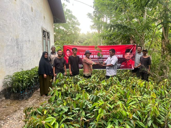 
					Anggota DPR RI Jamaluddin Idham Salurkan 7.500 Bibit Produktif untuk Ketahanan Pangan Aceh