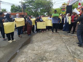 Warga Aceh Barat gelas Aksi tuntut keadilan depan Polres Aceh Barat Rabu (1/7/2026) foto dani