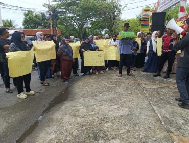 Warga Aceh Barat gelas Aksi tuntut keadilan depan Polres Aceh Barat Rabu (1/7/2026) foto dani
