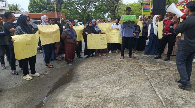 Warga Aceh Barat gelas Aksi tuntut keadilan depan Polres Aceh Barat Rabu (1/7/2026) foto dani