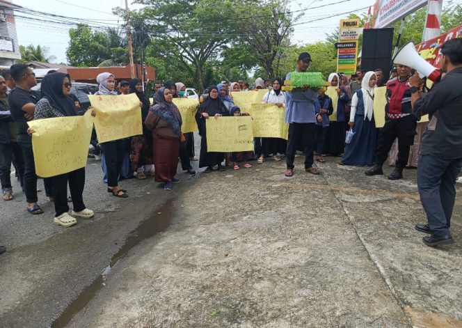 
					Warga Aceh Barat gelas Aksi tuntut keadilan depan Polres Aceh Barat Rabu (1/7/2026) foto dani