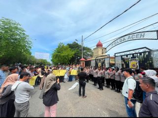 Massa aksi Aceh Barat Gelar Unjuk Rasa Depan Gedung Polda Aceh /Sabtu (4/7/2026)
