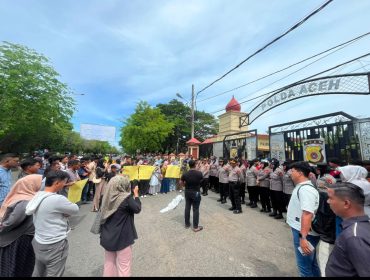 Massa aksi Aceh Barat Gelar Unjuk Rasa Depan Gedung Polda Aceh /Sabtu (4/7/2026)