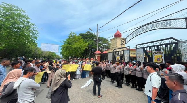 Massa aksi Aceh Barat Gelar Unjuk Rasa Depan Gedung Polda Aceh /Sabtu (4/7/2026)