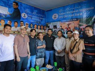 Sesi foto bersama dengan kadis kominsa Aceh Barat berasam DPD SWI, Jumat (3/7/2026)