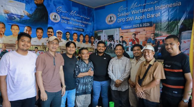 Sesi foto bersama dengan kadis kominsa Aceh Barat berasam DPD SWI, Jumat (3/7/2026)