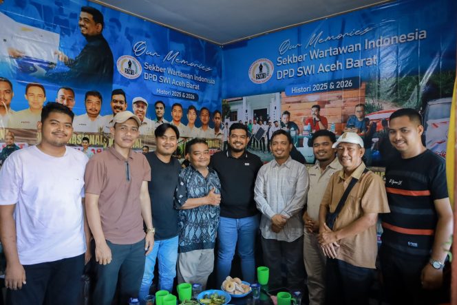 
					Sesi foto bersama dengan kadis kominsa Aceh Barat berasam DPD SWI, Jumat (3/7/2026)